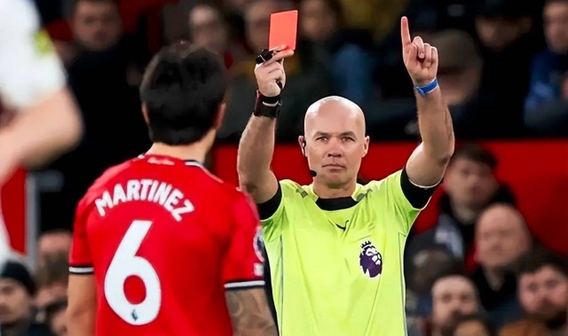 裁判双标！罗梅罗扯发没牌，利马同样动作直红，曼联将上诉英足总