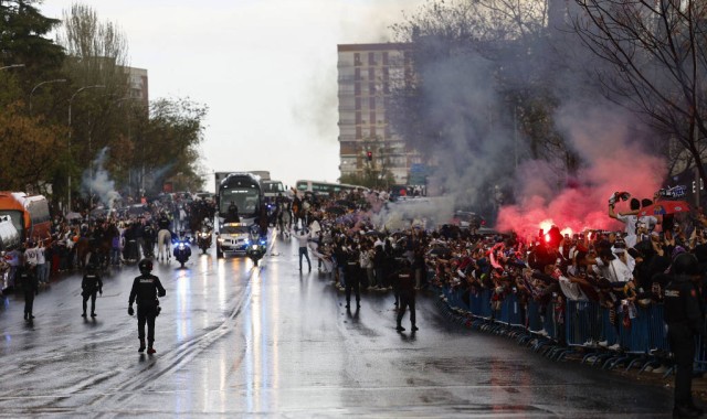 西甲惊天争议！姆巴佩禁区倒地未判点球，拉奥斯怒斥：视频助理裁判本该介入！