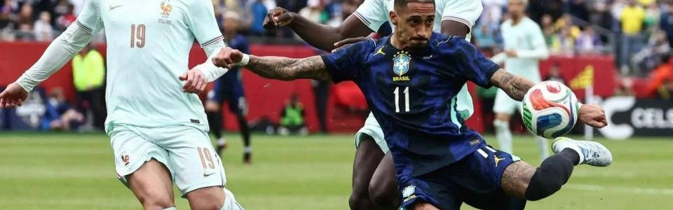 巴萨宣布拉菲尼亚膝伤将缺阵5周，战法国前已显肌肉不适引发质疑