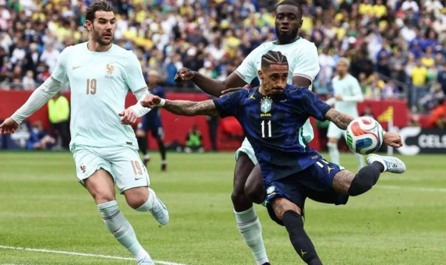 巴萨宣布拉菲尼亚膝伤将缺阵5周，战法国前已显肌肉不适引发质疑