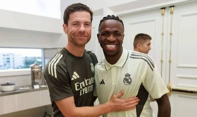 西甲榜首疯狂轮转！换帅内乱也拦不住，皇马终将锁定王座！